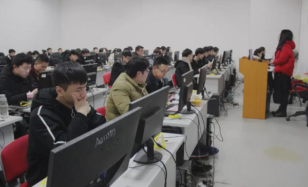 1551233571930701.jpg 配图3 班主任姬老师讲解课程设置和各项班级管理制度.jpg