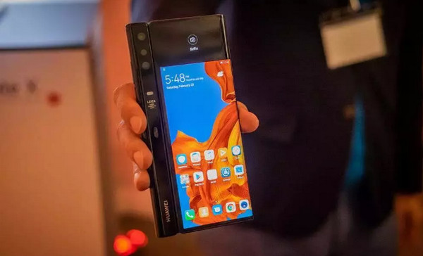 1551405320135672.jpg 配图2 华为发布首款5G折叠屏手机——Mate X.jpg