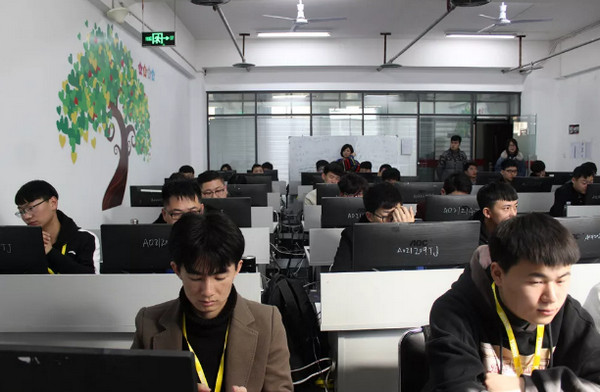 1552617977493954.jpg 配图1 云和数据Java新班的开班仪式.jpg