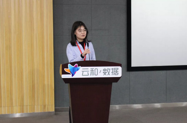 1553134751193128.jpg 配图2 毕业典礼由班主任杨老师主持.jpg