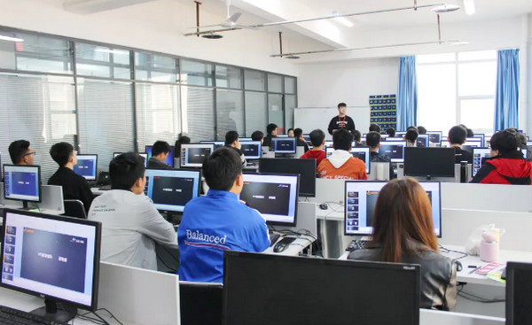 1553135202382980.jpg 配图3 HTML5教研组组长张老师发表欢迎致辞.jpg