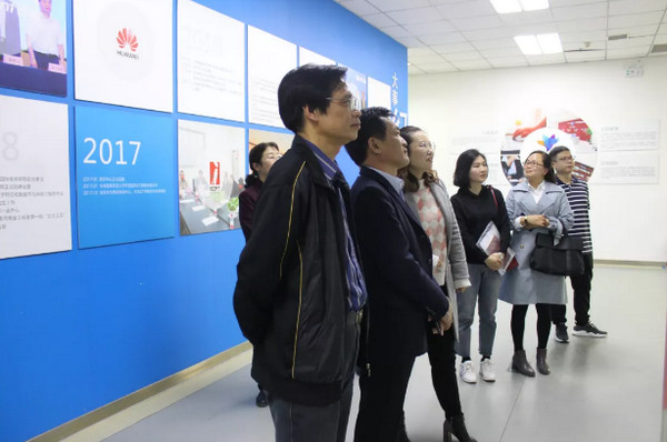 1553648742598887.jpg 配图2 中原工学院领导对云和数据进行参观.jpg