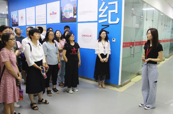 1565764795426040.jpg 配图2 热烈欢迎郑州大学继续教育学院师生参观云和数据.jpg