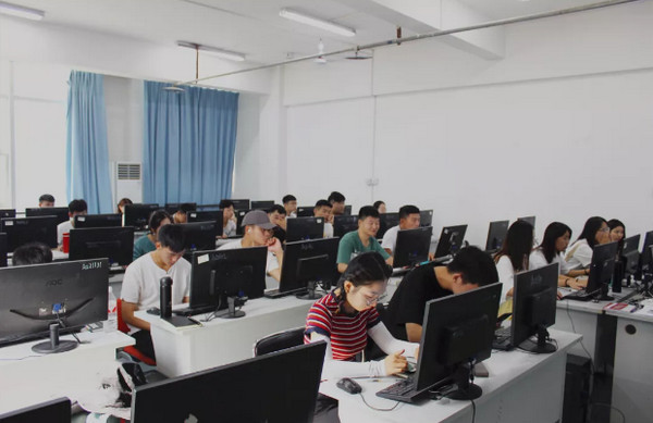 1565938591142106.jpg 配图1 云和数据UI、HTML5双班新班开班.jpg